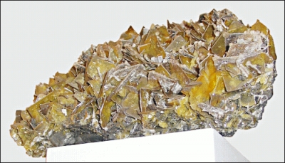 Wulfenite__more_common_plate_like_formations_on_large_sample